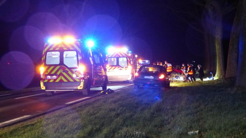 Il a fallu de longues minutes pour médicaliser les deux blessés avant de les mettre dans les ambulances pour le transport vers les hôpitaux de Péronne et Amiens