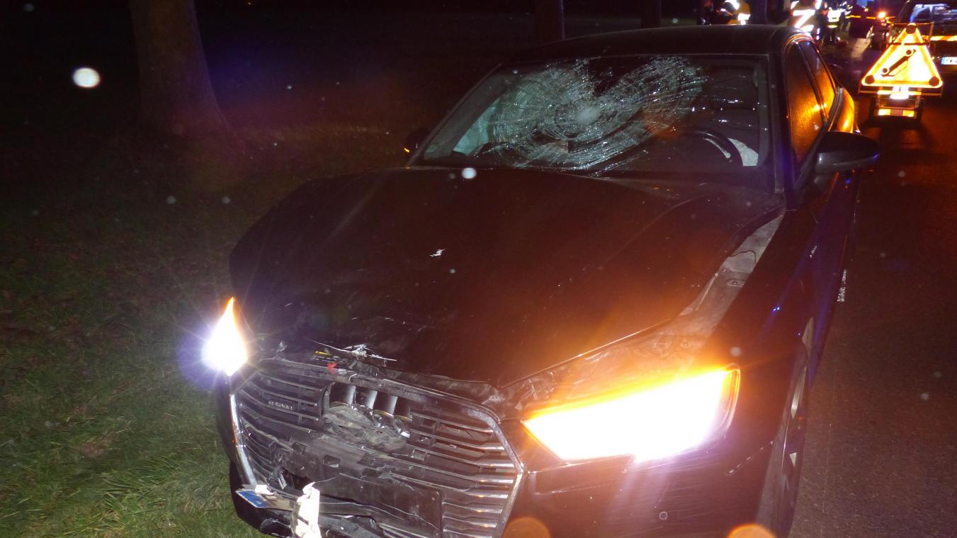 L’état de la voiture témoigne de la violence du choc, un des deux passagers du scooter a violemment heurté le pare-brise avant de rebondir sur le toit de l’Audi