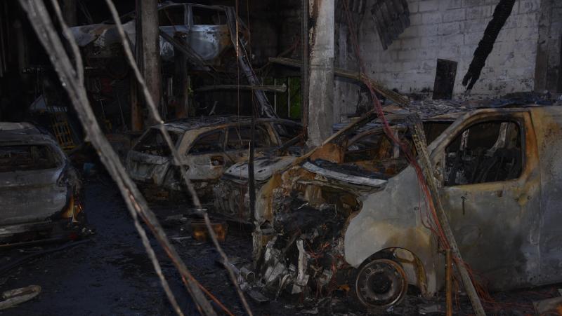 Plus de dix véhicules ont été détruits par l’incendie.