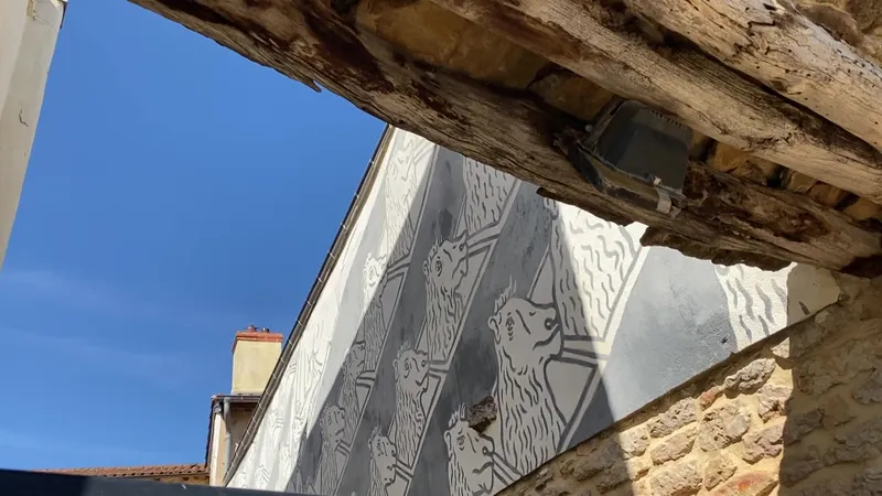 L'acteur Marwan Berreni avait une fresque peinte de son frère sur sa maison.