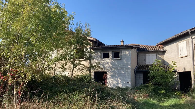 La maison inhabitée à Corcelles-en-Beaujolais où a été découvert le corps