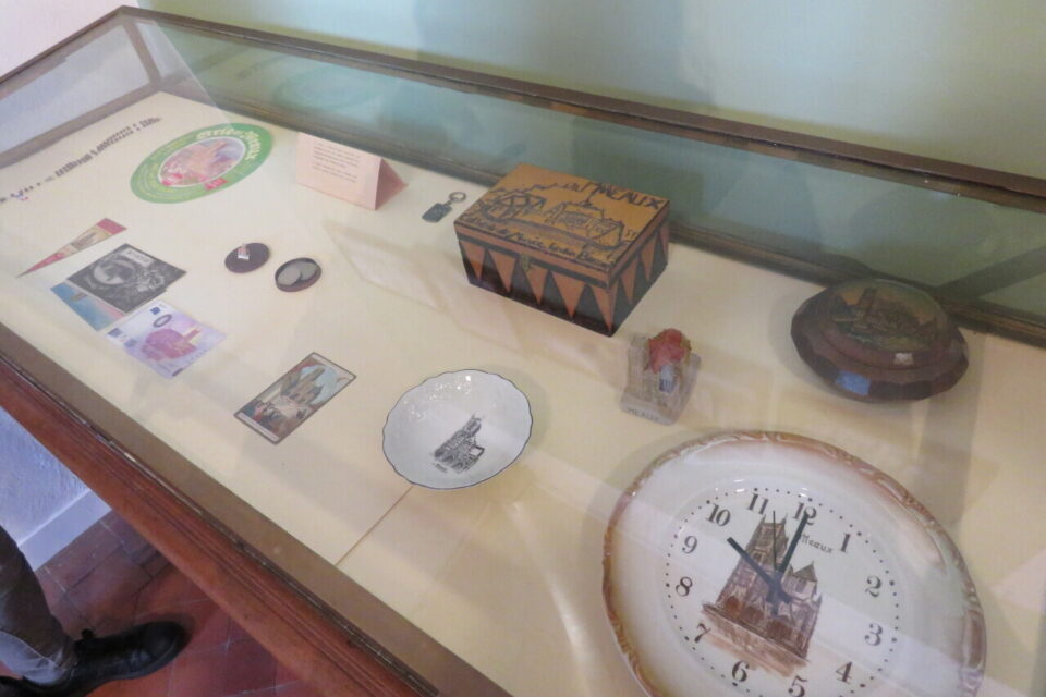 Le musée a collecté des objets représentant la cathédrale de Meaux.
